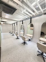 ロッカーでお荷物を預けて頂いたら、セット面へご案内。まるで韓国カフェのような空間へ。