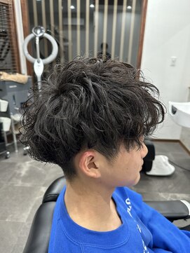エイト(AITE) ツイストスパイラルパーマセンターパート<理容室>川口鳩ヶ谷95