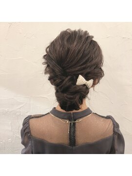 ファム(fam) 飾りがキュートなフェミニンシニヨン