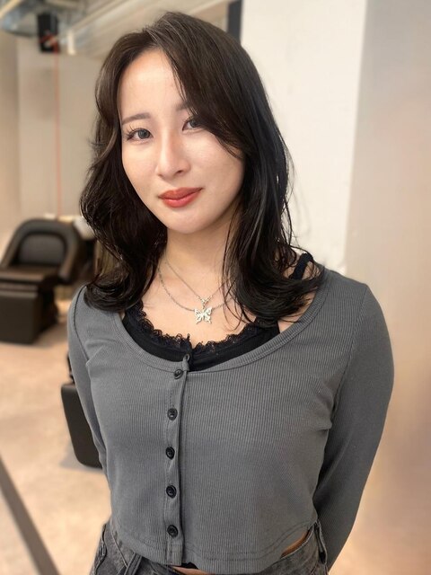 オリーブグレー　韓国ヘア　アップバング　くびれヘア　透明感
