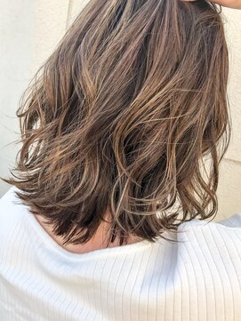 クマ(kuma.) 大人かわいい/レイヤーミディ/外ハネ