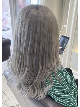 ヤヨイブレインズフェアリー(YAYOI BRAINS fairy) 艶髪ハイトーンロング×ホワイトシルバー