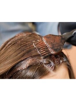 分け目と生え際のTゾーンカラーのメンテナンスも◎気になる白髪をカバーし、時短でしっかり綺麗に染める♪