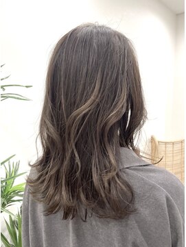 アイコニックナゴヤ(AIconic nagoya) 赤み消しグレージュ　by楠原やすよ