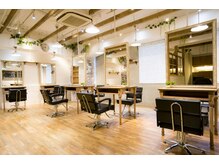 日々の疲れや街の喧騒を忘れてゆったりと過ごせる街カフェの様な店内で気持ち良く過ごしていただけます