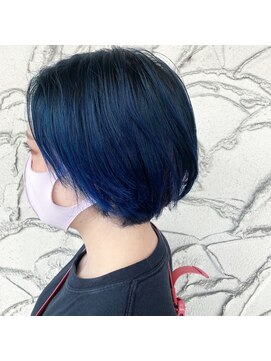 ナディアバイカリス(Nadia by charis) ハイトーンカラーブルー|ショートボブ|前下がり