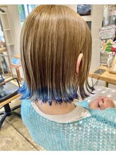 パプス ド コワフュール 甲東園(Pap's de coiffeur) 切りっぱなしボブ×ミルクティーベージュ×裾カラーブルー