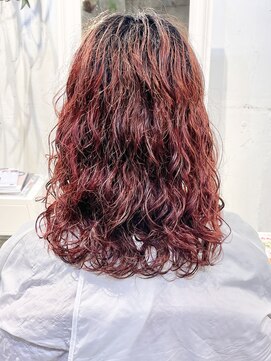 コンビネーション(combination) ピンクレッドカラー　ミディアムウェーブ　ブリーチパーマ