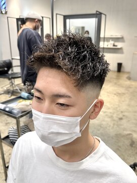 ザデイ カットアンドカルチャーショップ(THE DAY CUT&CULTURE SHOP) ツイスト×アップバング×スキンフェード[メンズカット/パーマ]