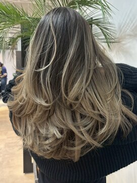 メリー オオサカ(Merly Osaka) 海外バレイヤージュ × レイヤーカット