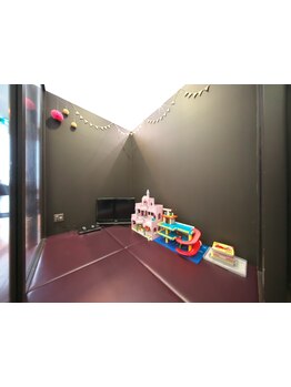 【お子様同伴OK◎】キッズカットメニュー対応！個室のキッズスペースもあります＊