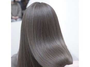 ナッツ(Nut's)の写真/透明感と艶感でオシャレを楽しんで♪◎ダメージを最小限に抑え、白髪を活かした洒落感グレイカラーに♪