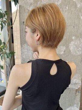 ロビー 表参道(ROBBY) 耳掛けひし形ショート／白髪ぼかしハイライト／表参道／40代50代