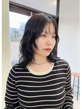 ホロ(hollo) ウルフカットニュアンスパーマ黒髪パーマブルーブラック