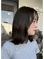 デュッカ(ducca) 透明感オリーブグレージュ×外ハネミディアム