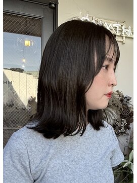 デュッカ(ducca) 透明感オリーブグレージュ×外ハネミディアム