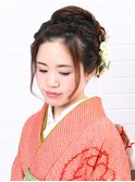 編み込やツイストで可愛らしいアップスタイル
