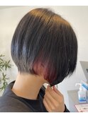 黒+赤の丸みショート