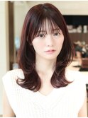 ミディアムレイヤー前髪ありくびれカットチェリーブラウン