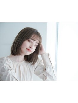 流行の顔周りカットとレイヤーカットで大人女性の魅力を引き出す！メンテナンスに通いやすい価格も好評◎
