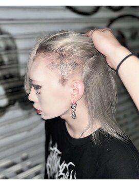 ディーカヘアーセンダイ(Di KA HAIR sendai) ホワイト×ブラック【十字架】