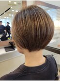 丸み×くびれで“首が細く見える”大人ショート 朝5分でキマる