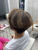 レヴィア(REVIA)&nbsp;白髪ぼかしハイライトブリーチショートボブ