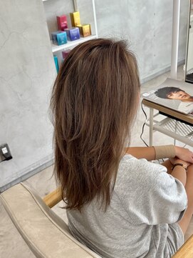 レヴィア(REVIA) レイヤーカットハイライトブリーチミルクティーベージュ