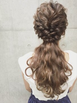 シロフイケブクロ(shirof ikebukuro) ローポニーテールラフアレンジ