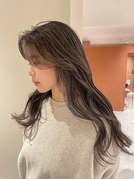 細めハイライトオフィスで浮かない