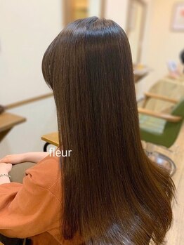 フルール 王子店(fleur)の写真/丁寧にもみ込み、加湿スチーミングで栄養分と水分をしっかり閉じ込める！職人的な工程でうるツヤ髪に♪