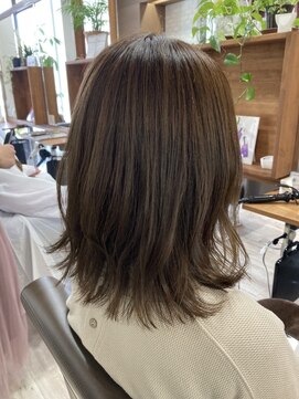 ジッピー ヘアーコレクション 20代30代40代やわらかベージュカラー　外ハネスタイル