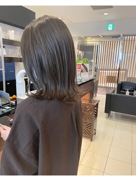カミエ(kamie) *地毛風グレージュ 外ハネボブ ミディアム 鎖骨ライン 三宮