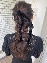 ツインポニー　編みおろし　ポニー　個性派　ベロアリボン