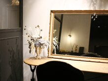 【 落ち着いて過ごせるアンティーク空間】余白を感じながら、心地よく整うサロン空間