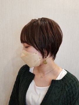 ヘアサロンアンドカフェ エイチプラス(H plus) 前髪あり大人可愛いくびれショート