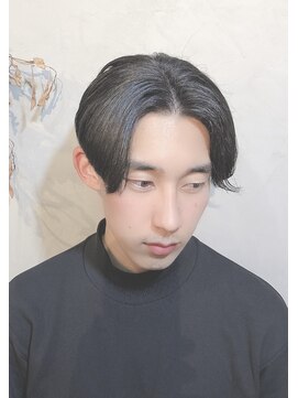 メイナ(MENA by safaria) センターパートフェード刈り上げ