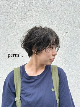 グラムヘアデザイン(g. hair design) 《 くびれショートスタイルに動きをつけたラフパーマ .. 》