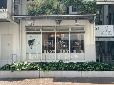 六本木寄りの麻布十番商店街入り口に面した路面店