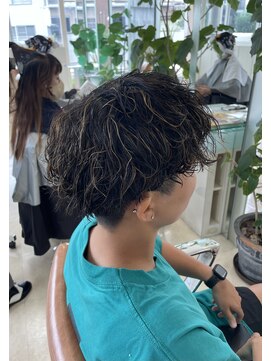 フォルテ 榛原パームス店 メンズ波巻きパーマ×ハイライトメッシュ×刈り上げマッシュ