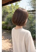 自然光に映える、やわらかショートボブ