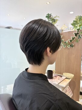 エル バイ ファースト(L by first) 【L by first】スッキリ耳だしくびれショート