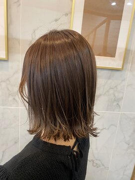 ジーナ セントラル銀座(Zina) 長めの前下がりボブ＊外ハネ＊ベージュ【ZinaCENTRAL】