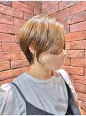 耳掛けショートボブ/襟足束感ショート/アッシュベージュ