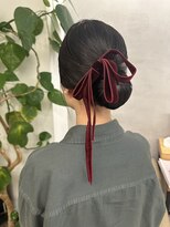 インビテーション(invitation) ツヤ感シニヨンスタイル