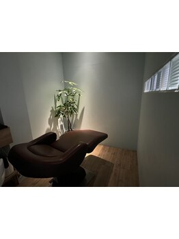 他のお客様と横並びにならない上質なゆったり空間で、癒しのサロンタイムを。髪質改善で髪も心もキレイに♪