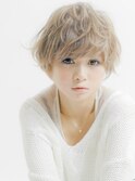 ホワイトアッシュカラーショートヘア