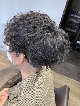 エヌプラス(N+) 刈り上げセンターパートサーフカールブルーブラッフェザーパーマ