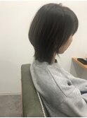 顔まわりをマッシュに切り込んだレイヤーボブ。