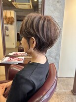 キー(key) くびれが綺麗な大人ショート